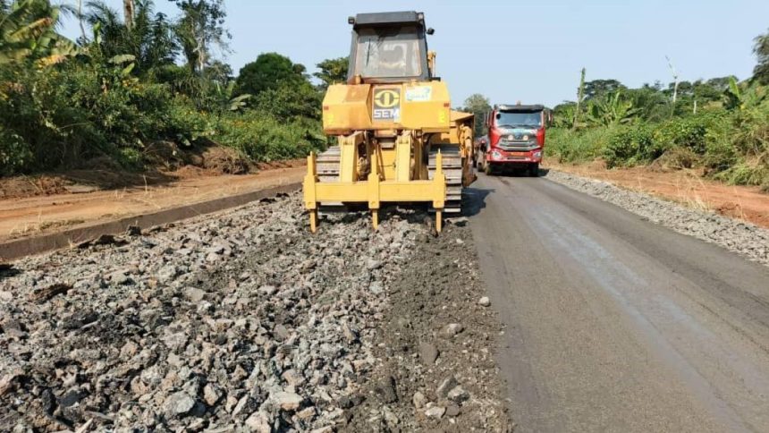 Bitumage d'une route au Cameroun