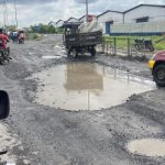 Une route dégradée de Douala