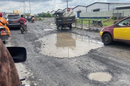 Une route dégradée de Douala