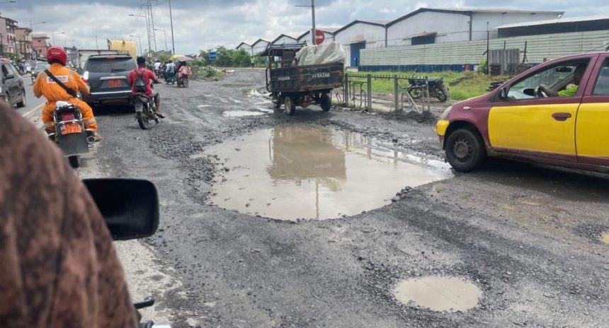 Une route dégradée de Douala